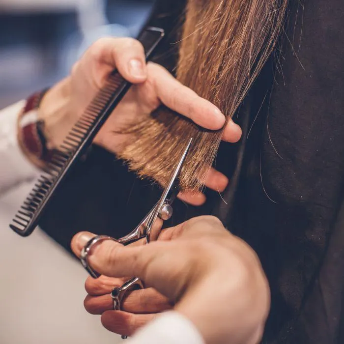 Taglio dei capelli con pettine e forbici